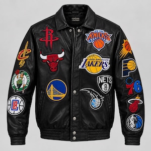 Pode incluir: Um casaco universitário de couro preto com vários logótipos bordados de equipas da NBA e emblemas de basquetebol na frente e nas mangas. O casaco tem um colarinho clássico, fecho frontal com botões de pressão e punhos e bainha canelados.