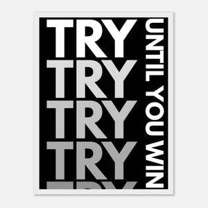 Puede incluir: Un cuadro decorativo rectangular con fondo negro que presenta la palabra TRY repetida en una columna vertical, con un degradado de blanco a gris claro. El texto UNTIL YOU WIN aparece en blanco verticalmente en el borde derecho.