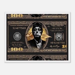 Puede incluir: Una impresión gráfica en negro y dorado con el retrato estilizado de un hombre fumando, centrado en un diseño que recuerda a un billete de cien dólares. La obra incluye el texto 100, ONE HUNDRED, 51467758 y FEDERAL RESERVE NOTE.