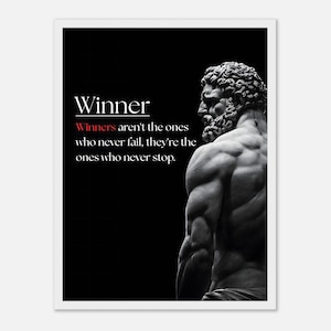 Puede incluir: Un póster de pared en blanco y negro con una estatua musculosa de un hombre de perfil sobre un fondo negro. El texto dice: Winner. Winners aren't the ones who never fail, they're the ones who never stop. La palabra Winners está en rojo.