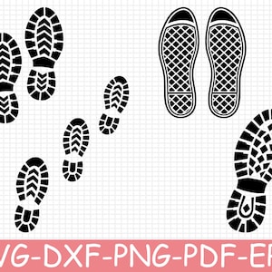 Peut inclure: Une collection de silhouettes d'empreintes de chaussures noires sur un fond quadrillé blanc. L'ensemble comprend divers motifs de semelles de bottes et de baskets, avec des designs à chevrons, losanges et crantés. Le texte en bas indique SVG-DXF-PNG-PDF-EPS.