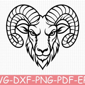 Pode incluir: Uma ilustração gráfica a preto e branco de uma cabeça de carneiro com grandes chifres curvos, apresentando uma expressão facial severa e texturas de pelo detalhadas. Abaixo, o texto SVG-DXF-PNG-PDF-EPS aparece em branco numa barra rosa.