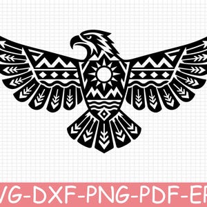 Può includere: Un'illustrazione grafica in bianco e nero di un'aquila con le ali spiegate. L'aquila presenta motivi geometrici tra cui un sole, zig-zag e frecce. Il testo SVG-DXF-PNG-PDF-EPS è visualizzato in bianco su una barra rosa in basso.