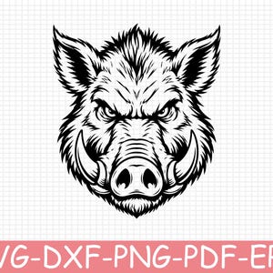 Peut inclure: Une illustration graphique en noir et blanc d'une tête de sanglier avec des défenses pointues, des oreilles dressées et une expression faciale agressive. Le motif est sur un fond quadrillé blanc avec le texte SVG-DXF-PNG-PDF-EPS en bas.