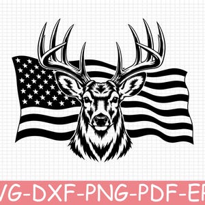 Puede incluir: Una ilustración gráfica en blanco y negro que muestra una cabeza de ciervo con grandes astas frente a una bandera estadounidense ondeante. El diseño se presenta sobre un fondo de cuadrícula blanca con el texto SVG-DXF-PNG-PDF-EPS en la parte inferior.