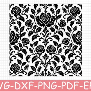 Può includere: Una grafica digitale in bianco e nero con un motivo damascato ripetuto di rose, foglie e viticci. Il design è presentato su uno sfondo a griglia con il testo SVG-DXF-PNG-PDF-EPS visualizzato in bianco su un banner rosa.