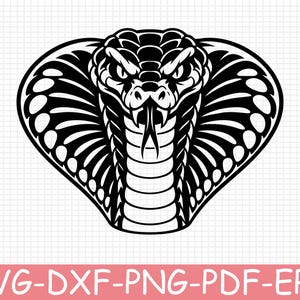 Könnte beinhalten: Eine schwarz-weiße grafische Illustration eines Kobrakopfes mit gespreizter Haube, scharfen Augen und einer gespaltenen Zunge. Unter der Schlange steht der Text SVG-DXF-PNG-PDF-EPS in weißen Buchstaben auf rosa Hintergrund vor einem Raster.