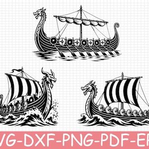 Può includere: Tre illustrazioni vettoriali in bianco e nero di navi vichinghe con prue a forma di testa di drago, vele a righe e file di scudi lungo lo scafo. Le navi navigano su onde stilizzate. Il testo in basso riporta SVG-DXF-PNG-PDF-EPS.