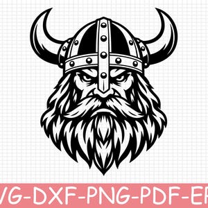 Pode incluir: Uma ilustração gráfica a preto e branco de uma cabeça de guerreiro viking com um capacete com chifres e rebites. O guerreiro tem uma barba espessa e fluida e uma expressão facial severa. Abaixo da imagem, o texto diz SVG-DXF-PNG-PDF-EPS.
