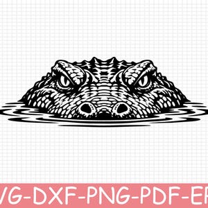 Op de afbeelding: Een zwart-witte grafische illustratie van een alligatorhoofd dat uit het water steekt. Het ontwerp bevat gedetailleerde schubben, scherpe ogen en neusgaten, met rimpelingen in het water eronder. De tekst SVG-DXF-PNG-PDF-EPS staat onderaan.
