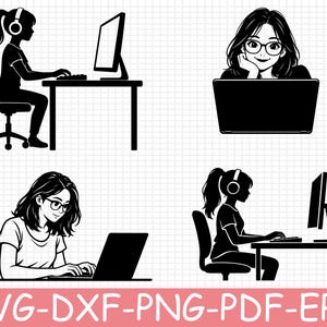 Puede incluir: Un conjunto de cuatro ilustraciones digitales en blanco y negro que muestran a personas usando computadoras. Dos muestran personas en escritorios con monitores y auriculares, y dos muestran personas usando laptops. El texto SVG-DXF-PNG-PDF-EPS está abajo.