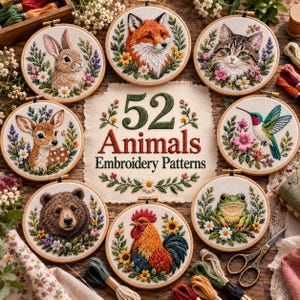 Op de afbeelding: Een verzameling van acht ronde borduurringen met gedetailleerde dierenportretten, waaronder een konijn, vos, kat, hert, kolibrie, beer, haan en kikker, rondom een centraal stoffen paneel met de tekst 52 Animals Embroidery Patterns.