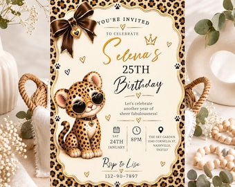 Könnte beinhalten: Eine Geburtstagseinladungskarte mit Leopardenmuster-Rand, einer braunen Schleife mit Herzanhänger und einem Leopardenbaby mit herzförmiger Sonnenbrille. Der Text lautet: You're invited to celebrate Selena's 25th Birthday, 24. Januar, 20 Uhr.