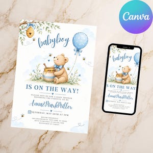 Może przedstawiać: Zaproszenie na baby shower oraz smartfon wyświetlający ten sam wzór. Zaproszenie zawiera akwarelową ilustrację misia z garnkiem miodu, niebieskim balonem i pszczołami. Tekst głosi: babyboy IS ON THE WAY! Anna&MarkMiller.