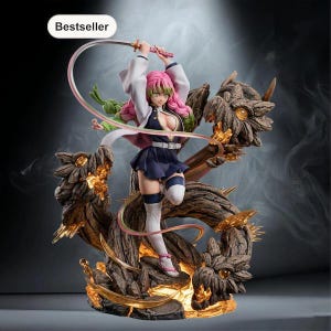 Può includere: Una dinamica statuetta in stile anime di un personaggio con capelli rosa e verdi, che indossa una gonna blu scuro e una giacca bianca, mentre impugna una spada lunga e sottile. La figura è circondata da una creatura simile a un drago marrone e testurizzata con accenti arancioni luminosi.