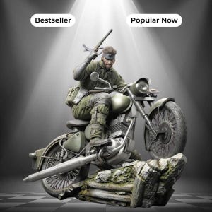 Könnte beinhalten: Eine detaillierte Figur eines Soldaten in olivgrüner taktischer Ausrüstung auf einem Oldtimer-Motorrad. Der Soldat trägt ein Bandana und hält ein Gewehr über dem Kopf. Das Motorrad ist auf einem felsigen Sockel montiert. Die Labels Bestseller und Popular Now sind zu sehen.