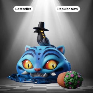 Puede incluir: Una criatura azul similar a un gato con grandes ojos amarillos y dientes afilados, con un sombrero negro sobre un pequeño pájaro posado en su cabeza. La criatura se sienta en un charco azul junto a una maceta marrón con follaje y flores rosas.