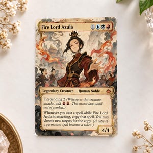 Könnte beinhalten: Eine Sammelkarte mit dem Titel Fire Lord Azula, die eine Figur in dunkelrotem und schwarzem Gewand zeigt, umgeben von Flammen. Der Kartentext enthält Legendary Creature, Human Noble und Spielregeln mit einem Stärkewert von 4/4.
