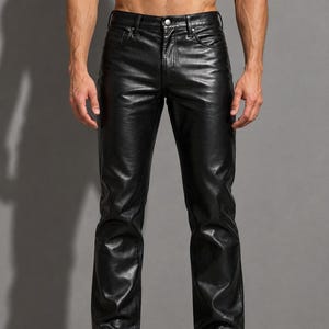 Puede incluir: Pantalones negros con un acabado liso y semibrillante. Estos pantalones presentan un diseño clásico de cinco bolsillos, cierre frontal con botón y corte de pierna recta. El material tiene un brillo distintivo con costuras visibles.