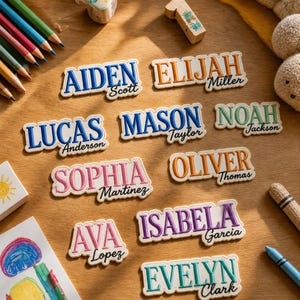 Puede incluir: Una colección de parches bordados con nombres y apellidos como Aiden Scott, Elijah Miller, Lucas Anderson, Mason Taylor, Noah Jackson, Sophia Martinez, Oliver Thomas, Ava Lopez, Isabela Garcia y Evelyn Clark.