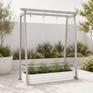 Puede incluir: Un bancal elevado de metal corrugado blanco con una estructura de enrejado de madera gris desgastada en forma de A. El enrejado cuenta con una rejilla de alambre negro en los laterales y tres cuerdas verticales para sostener las plantas.