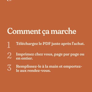 Pu&ograve; includere: Un grafico informativo color ruggine con testo bianco intitolato Comment &ccedil;a marche. Elenca tre passaggi: 1. Scarica il PDF dopo l'acquisto. 2. Stampa a casa. 3. Compila a mano e porta agli appuntamenti. Include l'URL GuideChirurgie.fr.