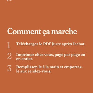 Op de afbeelding: Een terracotta-kleurige informatieve afbeelding met witte tekst getiteld Comment &ccedil;a marche. Het bevat drie stappen: 1. T&eacute;l&eacute;chargez le PDF juste apr&egrave;s l'achat. 2. Imprimez chez vous, page par page ou en entier. 3. Remplissez-le &agrave; la main et emportez-le aux rendez-vous.