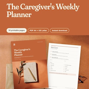 Può includere: Un planner settimanale stampabile intitolato The Caregiver's Weekly Planner con 14 pagine in formato PDF A4 e US Letter. Il documento presenta una copertina color terracotta con un quaderno e una penna, e una pagina di istruzioni How to use it.