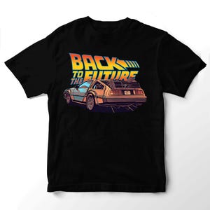 Könnte beinhalten: Ein schwarzes Kurzarm-T-Shirt mit einer Grafik eines silbernen Sportwagens in der Heckansicht. Über dem Auto ist der Text BACK TO THE FUTURE in einer fetten, stilisierten gelben und orangen Schrift mit blauen Akzenten aufgedruckt.