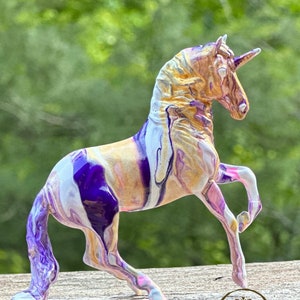 Breyer Stablemate Modell Pferd Custom Original handbemalt One Of A Kind rosa, weiß, gold und lila Marmor Alborozo