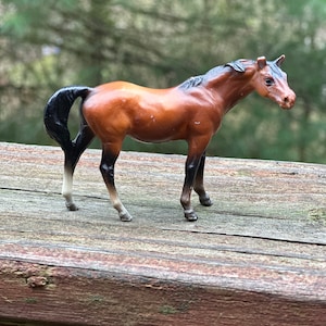 Breyer Pferd Stallnachbar G1 Thoroughbred Stute Vintage im Ruhestand As-Is