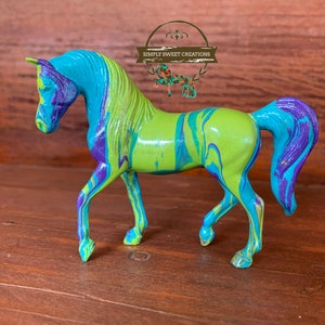 Breyer Stablemate Modell Pferd Custom Original handbemalt Unikat Petrol, Lila und Grün mit Glitzer Walking Arabian