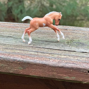 Breyer horse stablemate scrambling foal palomino pinto