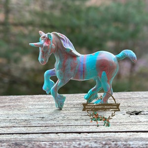 Breyer Stablemate Modell Pferd Custom Original handbemaltes Unikat Lila, blau, koralle, galoppierender Clydesdale