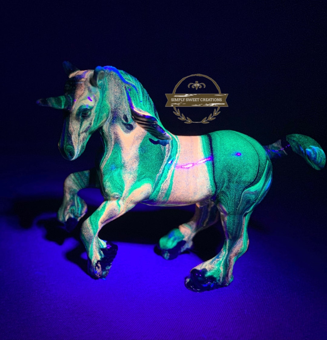 breyer stablemates glow in the dark