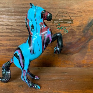 Breyer Stablemate Modell Pferd Custom Original Handbemalt Unikat rosa, blau, schwarz Darwin