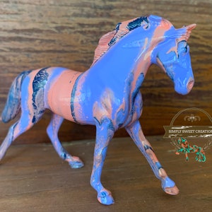 Breyer Stablemate Modell Pferd Custom Original handbemalt Unikat Marine, lila und koralle Marmor Galopp Warmblut