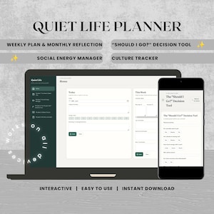 Op de afbeelding: Een digitale Quiet Life Planner-interface weergegeven op een laptop en smartphone. Functies zijn onder meer een weekplan, maandelijkse reflectie, sociale energiemanager, cultuurtracker en een Should I Go-beslissingstool voor alle apparaten.