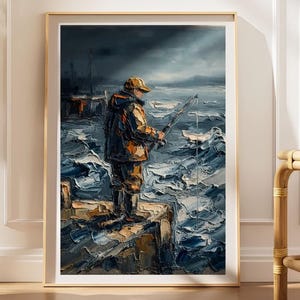 Puede incluir: Un cuadro al óleo enmarcado que representa a una persona con chaqueta y gorra amarilla y naranja de pie en un muelle de madera, sosteniendo una caña de pescar sobre olas azules y blancas texturizadas bajo un cielo tormentoso y nublado.