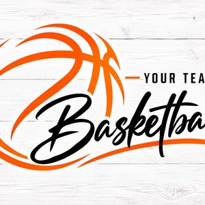 Peut inclure: Un design graphique représentant un ballon de basket orange stylisé avec des lignes noires et le texte noir Basketball écrit en écriture cursive. Au-dessus du mot Basketball, le texte YOUR TEAM est imprimé en noir avec des lignes horizontales orange.