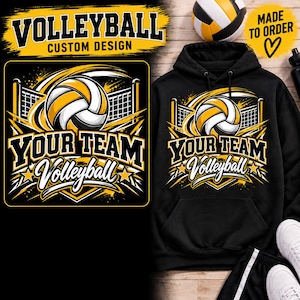 Op de afbeelding: Een zwarte hoodie met een grafische print van een volleybal, een net en de tekst "YOUR TEAM Volleyball". Het ontwerp gebruikt gele, witte en zwarte kleuren. Een volleybal ligt bij de bovenkant van de hoodie en witte sneakers zijn zichtbaar.
