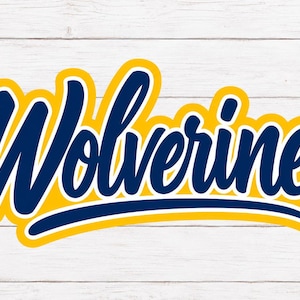 Może przedstawiać: Projekt graficzny przedstawiający słowo Wolverines napisane pogrubioną, ciemnoniebieską czcionką skryptową z grubym żółtym obrysem. Tekst jest wyśrodkowany na białym tle z subtelnym wzorem poziomego usłojenia drewna.