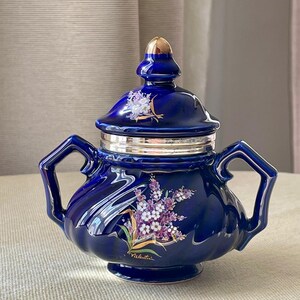 Azucarero de porcelana azul cobalto vintage pintado a mano con tapa abatible con diseño floral. Porcelana azul cobalto pintada a mano Valentin.