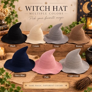 Peut inclure: Sept chapeaux de sorcière tricotés en noir, crème, gris, marron, bleu marine, rose et gris clair. Le texte indique WITCH HAT, MULTIPLE COLORS, Pick your favorite magic, et SAME MAGIC, DIFFERENT COLORS. Chaque chapeau a un sommet pointu.