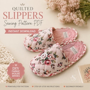 Può includere: Un paio di pantofole trapuntate con un motivo floreale rosa e un bordo a quadretti vichy rosso e bianco. Il testo sull'immagine recita: QUILTED SLIPPERS Sewing Pattern PDF, INSTANT DOWNLOAD, DIY FABRIC HOUSE SHOES, PRINTABLE PDF PATTERN, STEP-BY-STEP INSTRUCTIONS, BEGINNER FRIENDLY.