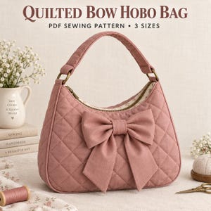 Könnte beinhalten: Eine gesteppte, altrosa Hobo-Tasche mit einer großen Stoffschleife auf der Vorderseite, einem einzelnen Schulterriemen mit messingfarbenen Ringen und einem Reißverschluss. Der Text oben lautet: QUILTED BOW HOBO BAG PDF SEWING PATTERN 3 SIZES.