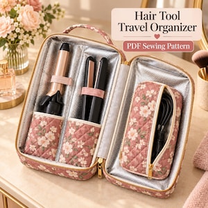 Op de afbeelding: Een gewatteerde reisorganizer voor haarstylingtools met bloemenprint en zilverkleurige hittebestendige voering. Bevat vakken voor een krultang en stijltang, plus een bijpassend tasje met rits. Tekst: Hair Tool Travel Organizer PDF Sewing Pattern.