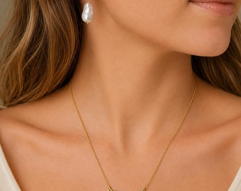 Conjunto de collar con alas de ángel y pendientes de perlas, joyería de acero inoxidable tono dorado, regalo elegante para el día a día.