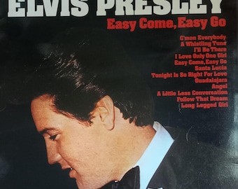 Può includere: Una copertina di disco in vinile in bianco e nero con Elvis Presley in smoking con un fiore bianco sul bavero. Il titolo dell'album è "Easy Come, Easy Go" e elenca le canzoni incluse: "C'mon Everybody", "A Whistling Tune", "I'll Be There", "I Love Only One Girl", "Easy Come, Easy Go", "Santa Lucia", "Tonight Is So Right For Love", "Guadalajara", "Angel", "A Little Less Conversation", "Follow That Dream" e "Long Legged Girl".
