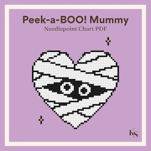 Puede incluir: Un gráfico digital de punto de aguja en PDF titulado Peek-a-BOO! Mummy que presenta un diseño de momia pixelado en forma de corazón en blanco y negro sobre un fondo morado claro con dos pequeñas estrellas amarillas y un logo KS en la esquina.